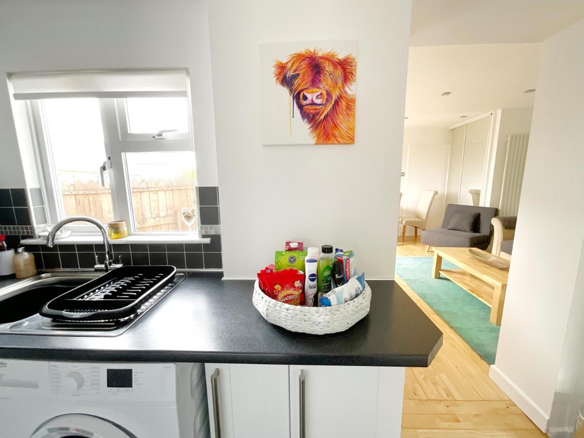 White Eden Retreat: Cozy King Bed & Pet-Friendly Oasis in Cornwall St Austell Exterior photo